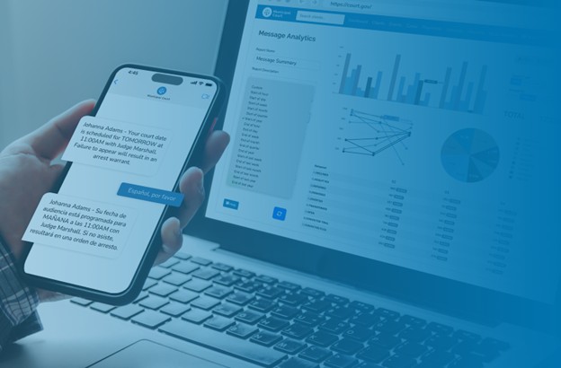 A person holding a smartphone displaying bilingual court reminder text messages while a laptop in the background shows court communication analytics and message statistics.